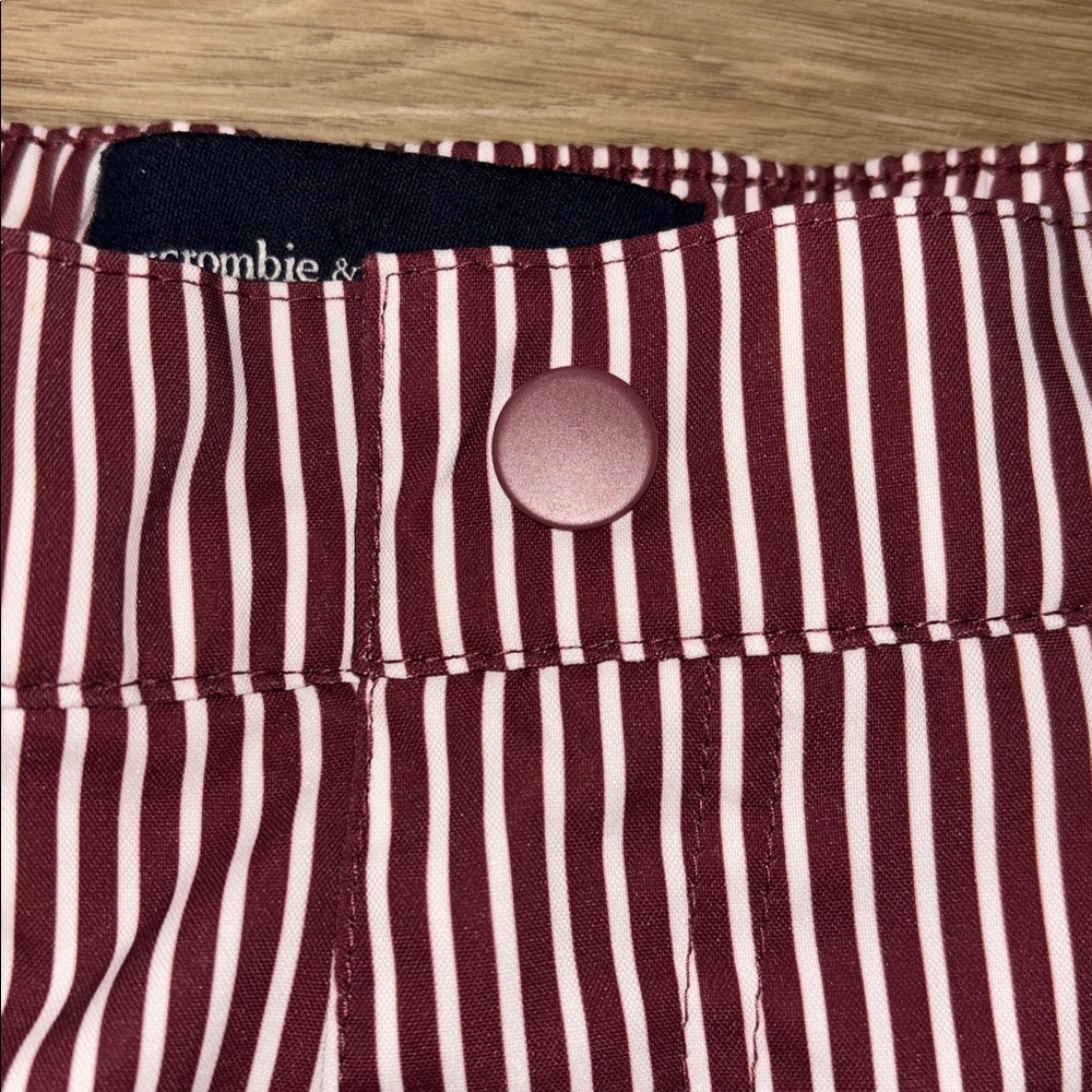 Abercrombie & Fitch burgundy & white striped seersucker swim shorts small NWOT - Picture 4 of 8